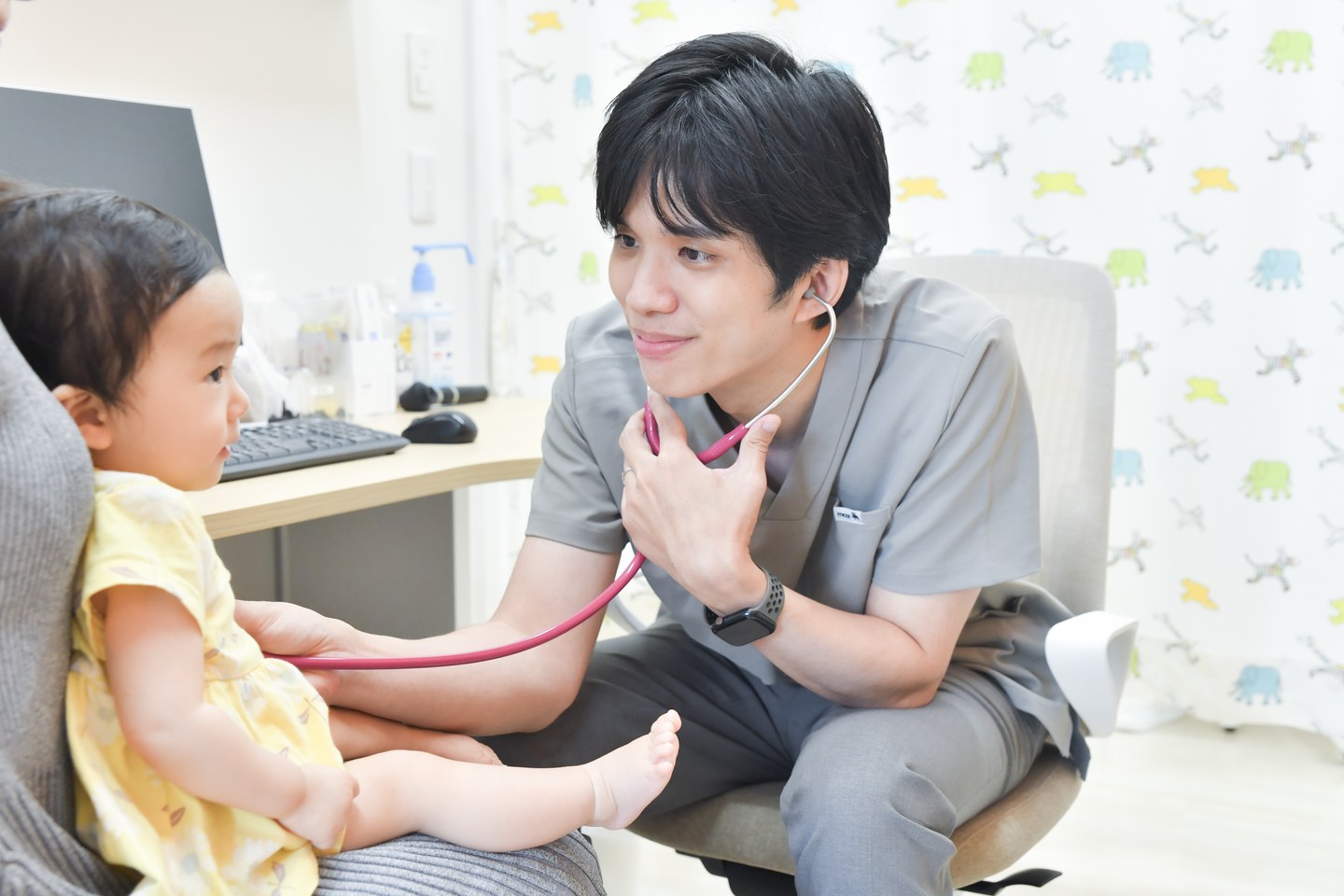 お子さまの胸の音を聴く診察の様子