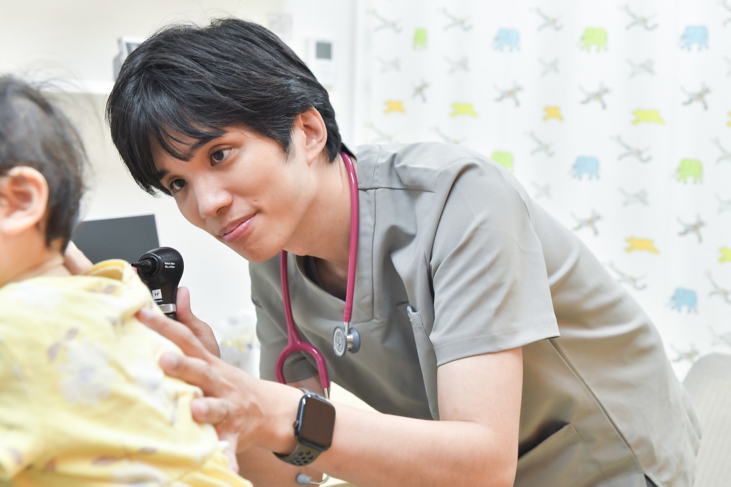 お子さまの耳を診察する様子